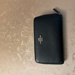 Coach 7x4x1” black zip wallet